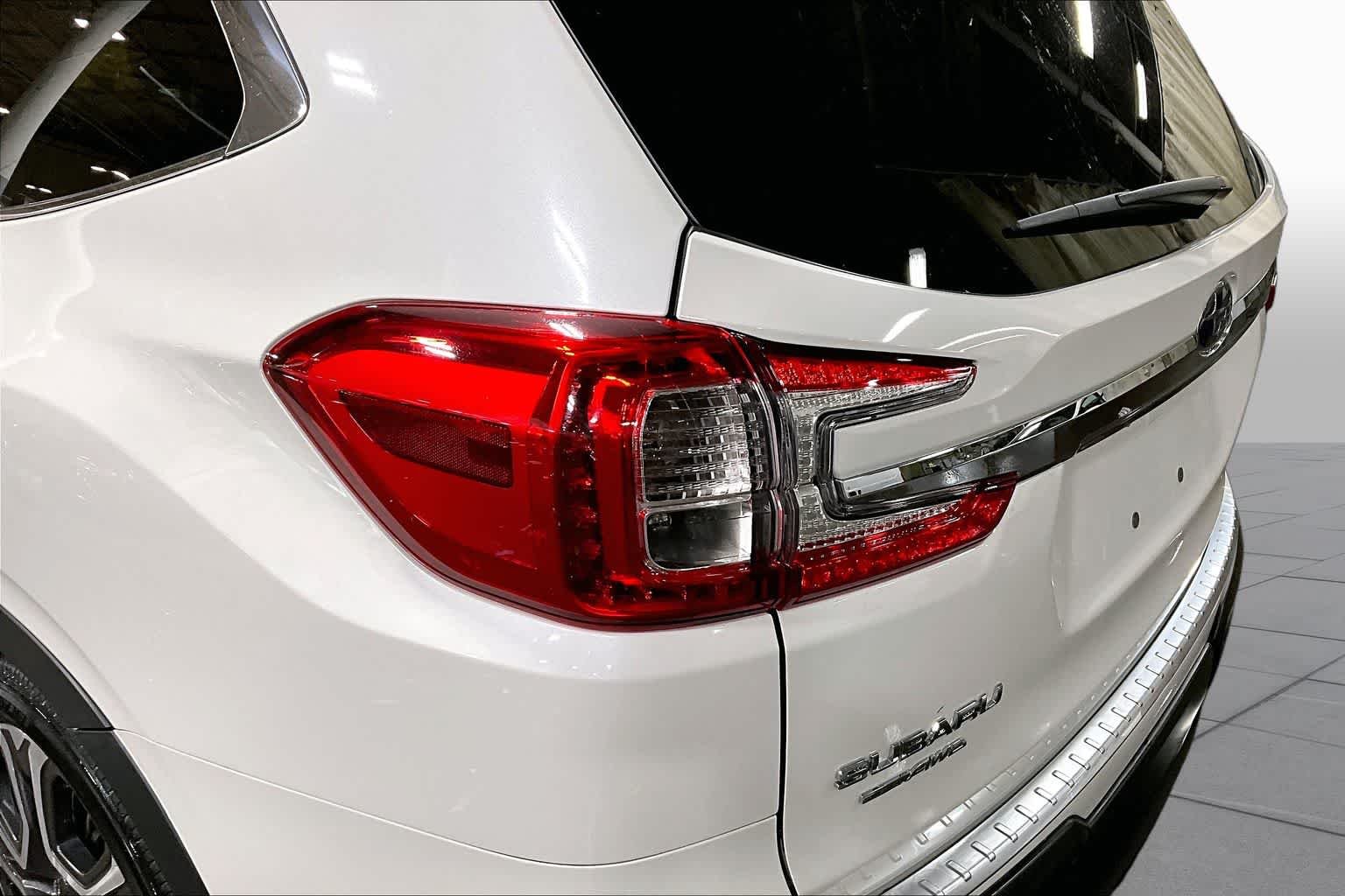Used 2023 Crystal White Pearl Subaru Limited image 29