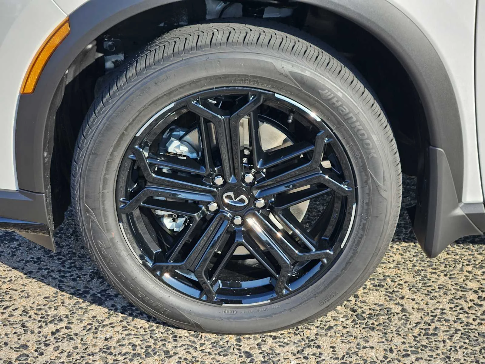 New 2027 2T RAD WHT INFINITI Sport AWD image 7