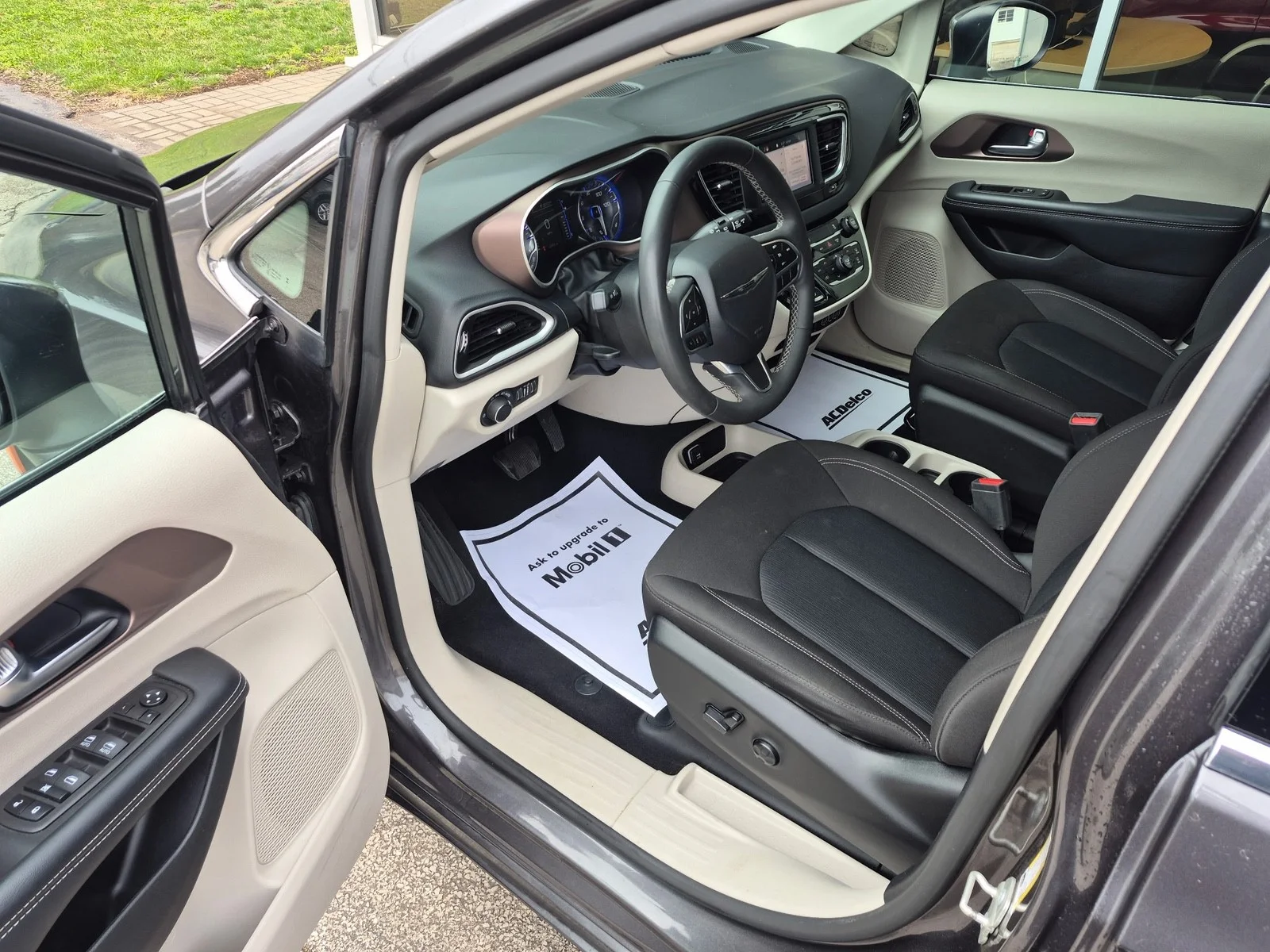 Used 2023 GRAY Chrysler LX image 4