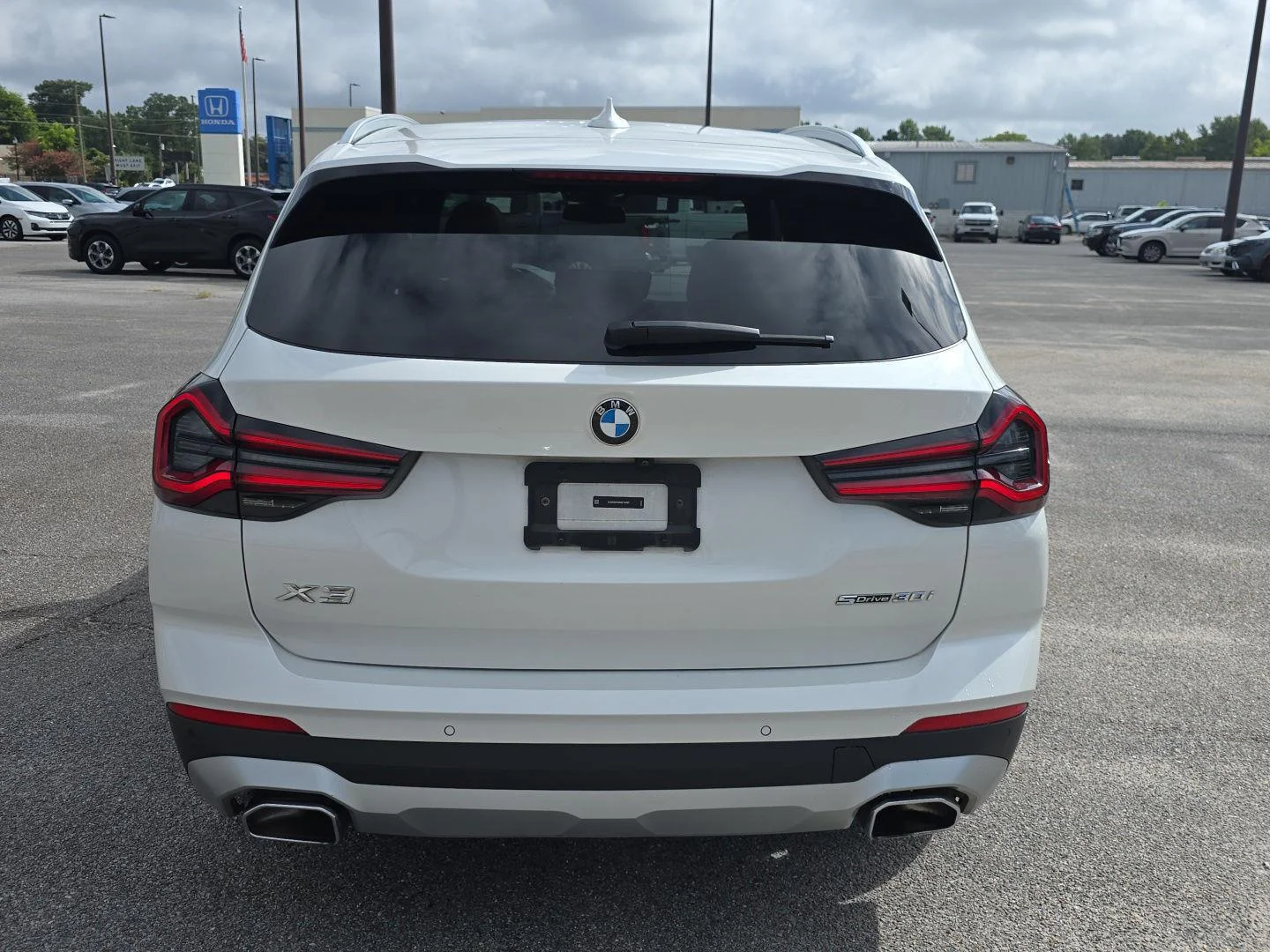 Used 2024 Mineral White Metallic BMW sDrive30i image 4