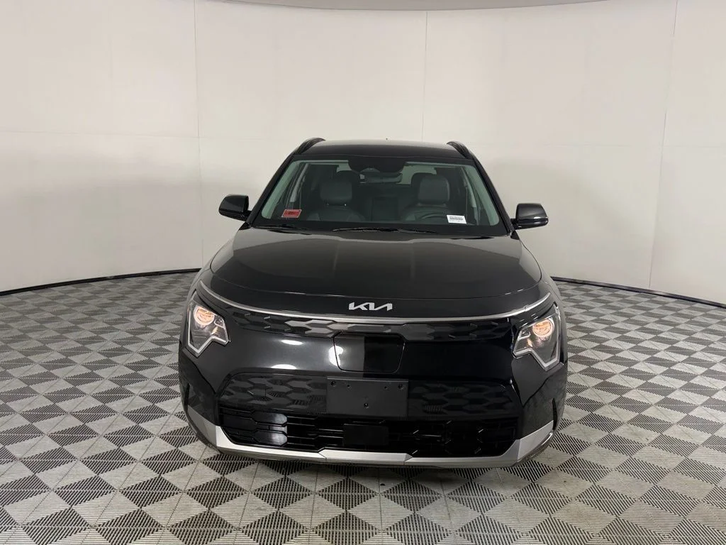 Used 2025 Black Kia Wind image 6