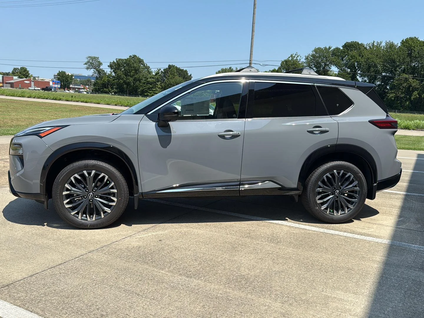 New 2026 Boulder Gray Pearl/Super Black Nissan Platinum image 4