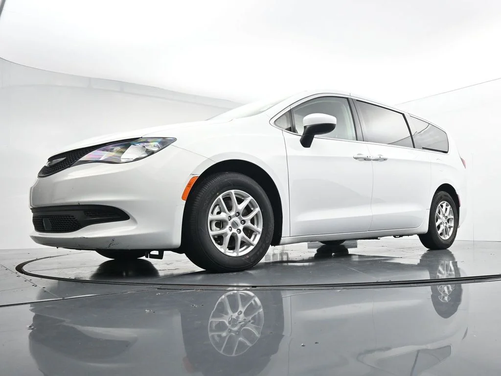 Used 2023 White Chrysler LX image 33