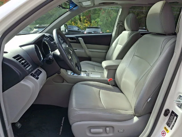 Used 2013 White Toyota SE image 15