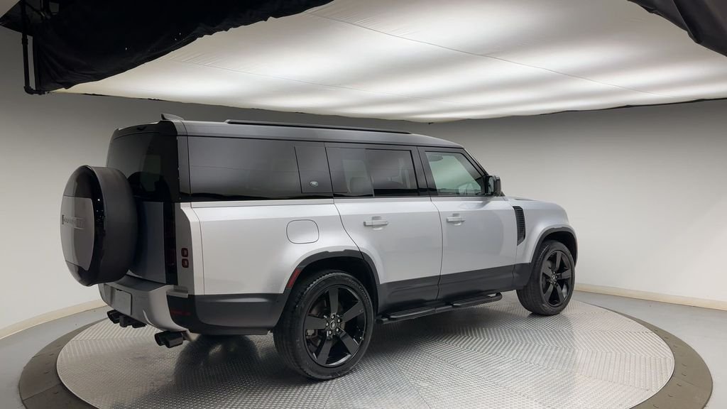 Used 2024 Hakuba Silver Metallic Land Rover S image 2