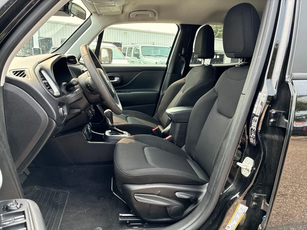 Used 2023 Black Jeep Latitude image 11