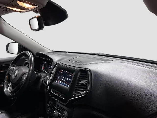 Used 2021  Jeep Latitude Plus image 29