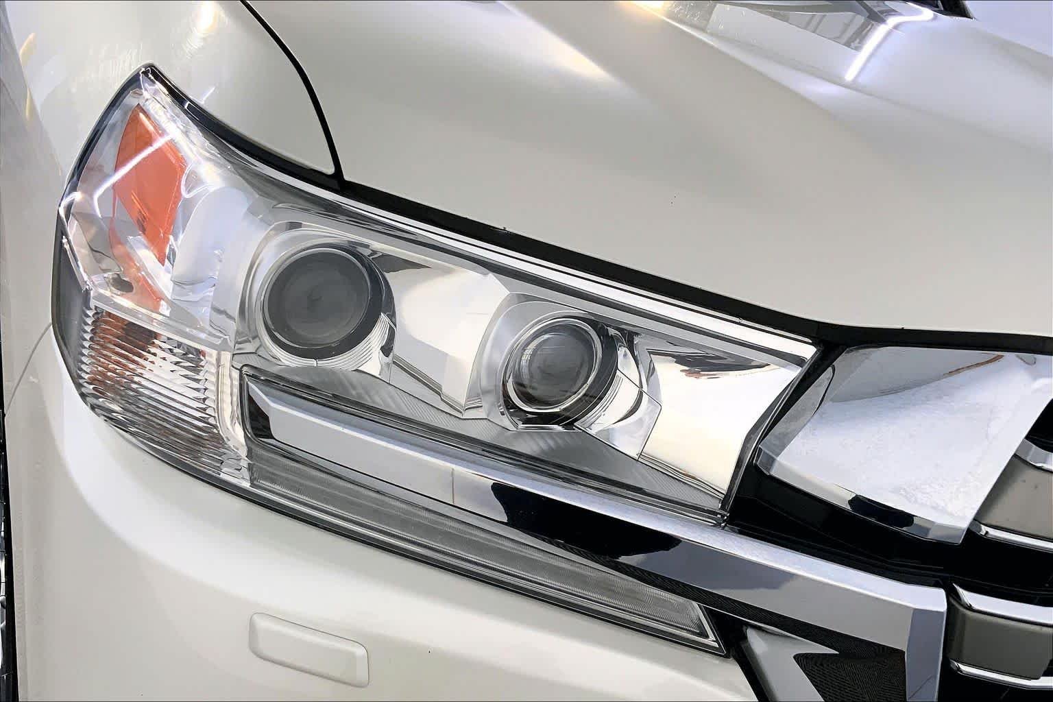 Used 2019 Blizzard Pearl Toyota  image 27