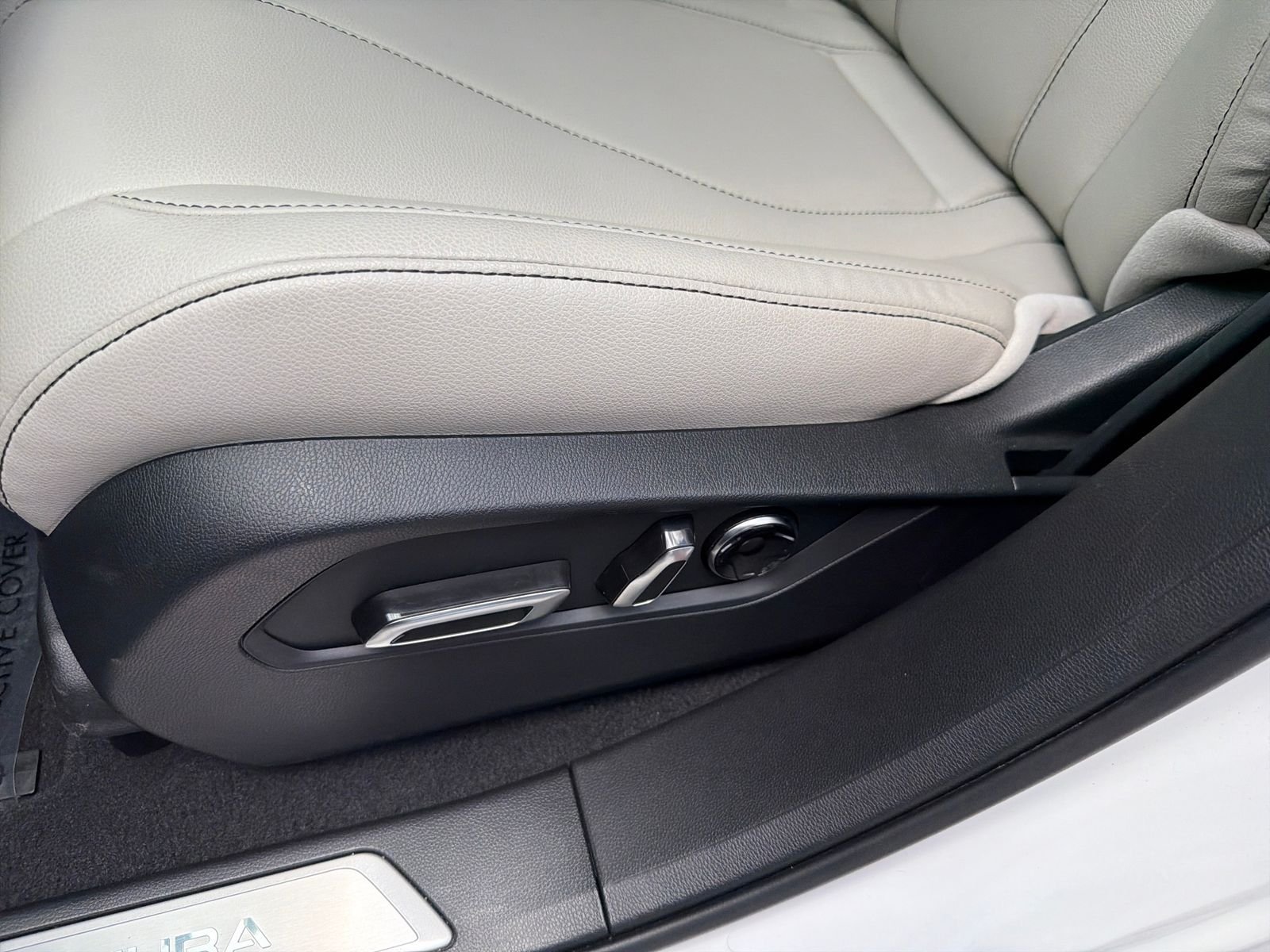 Used 2025 White Acura Base image 30