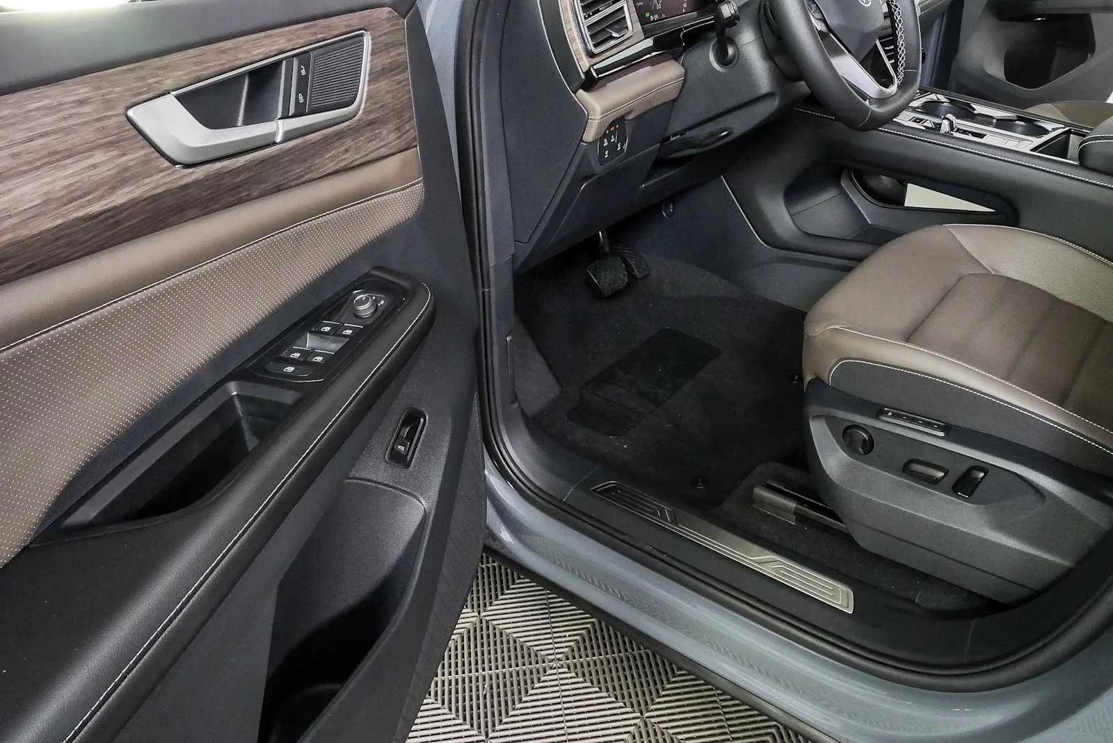 New 2026 Pure Gray Volkswagen 2.0T SEL image 7