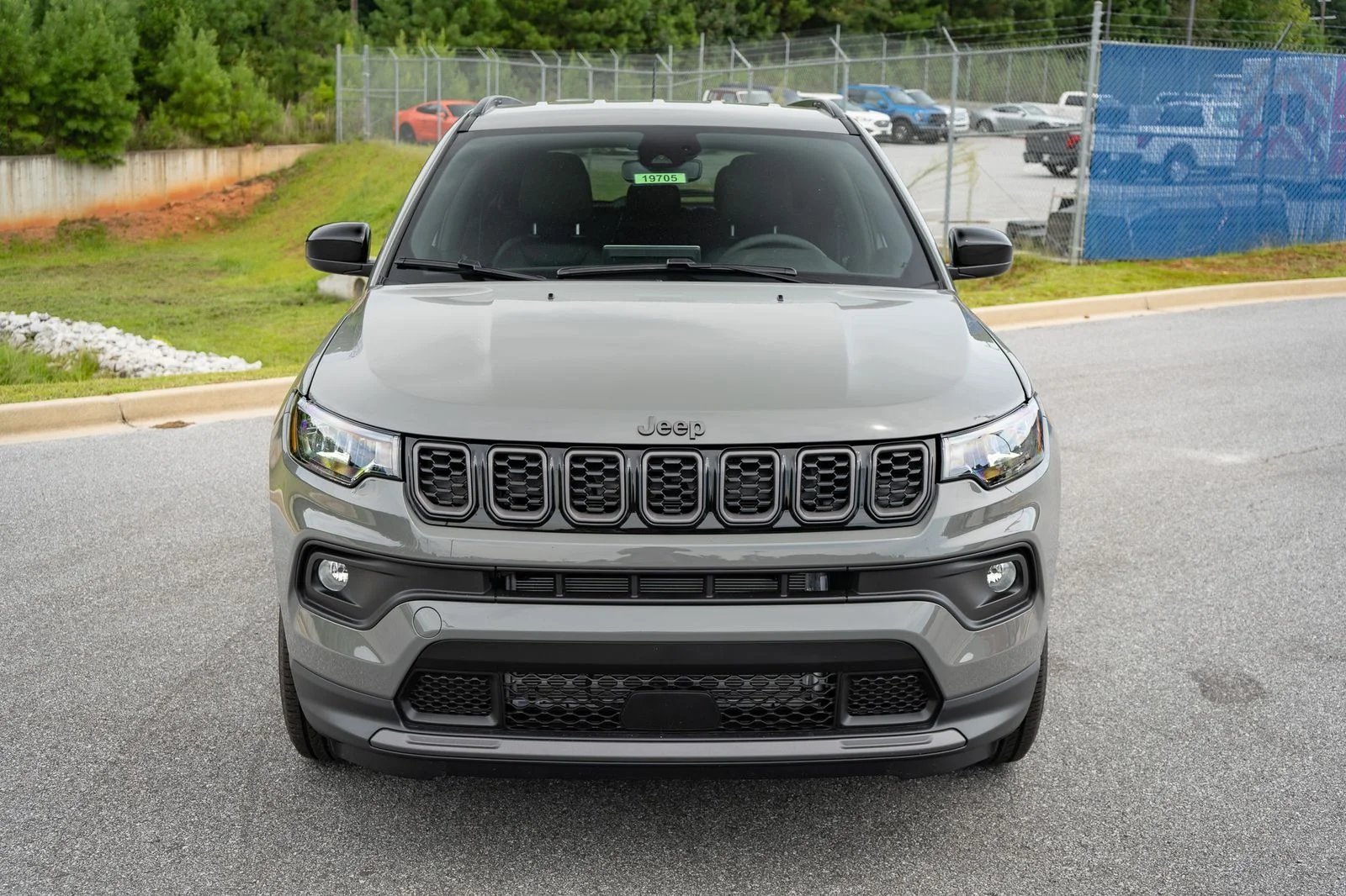 New 2026 Sting-Gray Clear-Coat Exterior Paint Jeep Latitude image 2