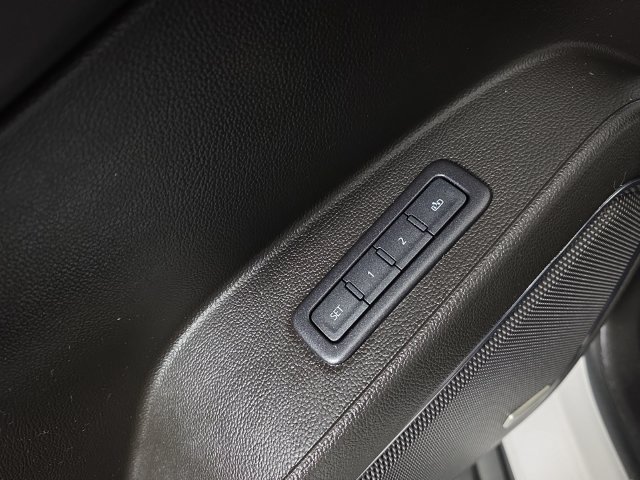 Used 2018 WHITE FROST TRICOAT GMC SLT image 25