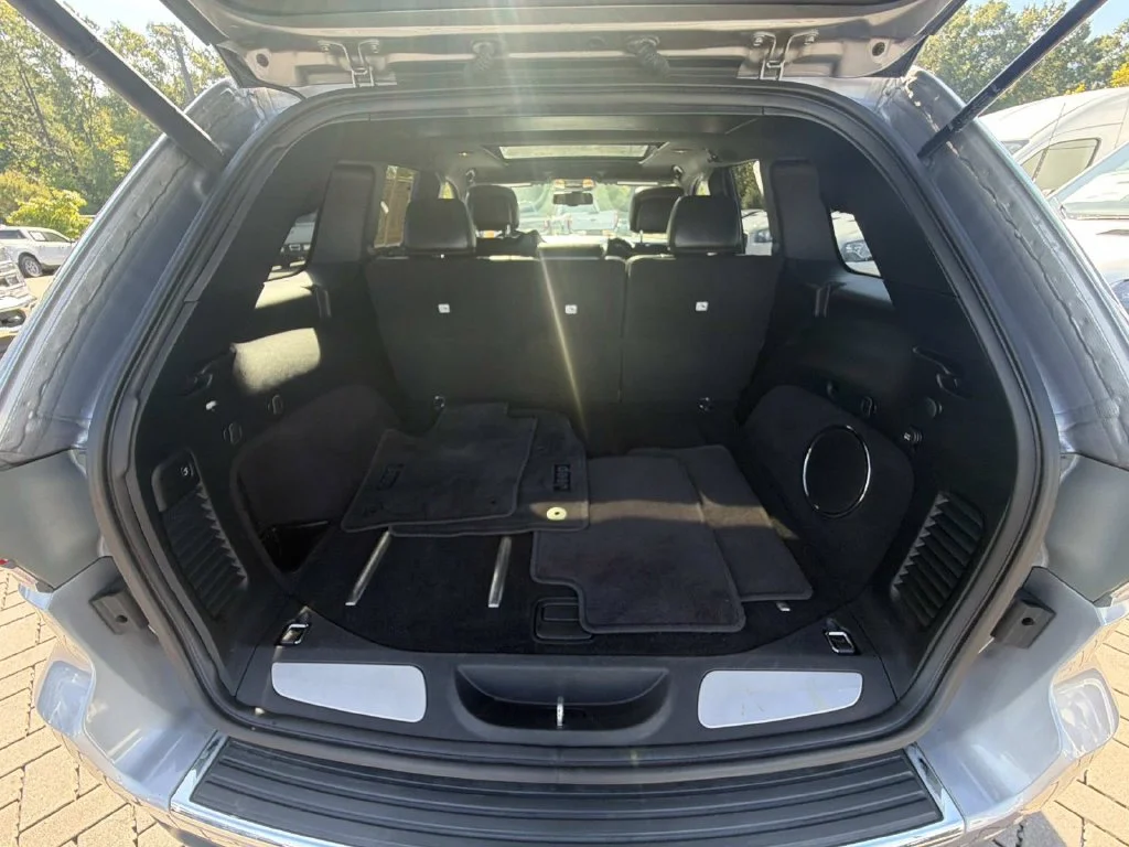 Used 2016 Silver Jeep Limited image 28