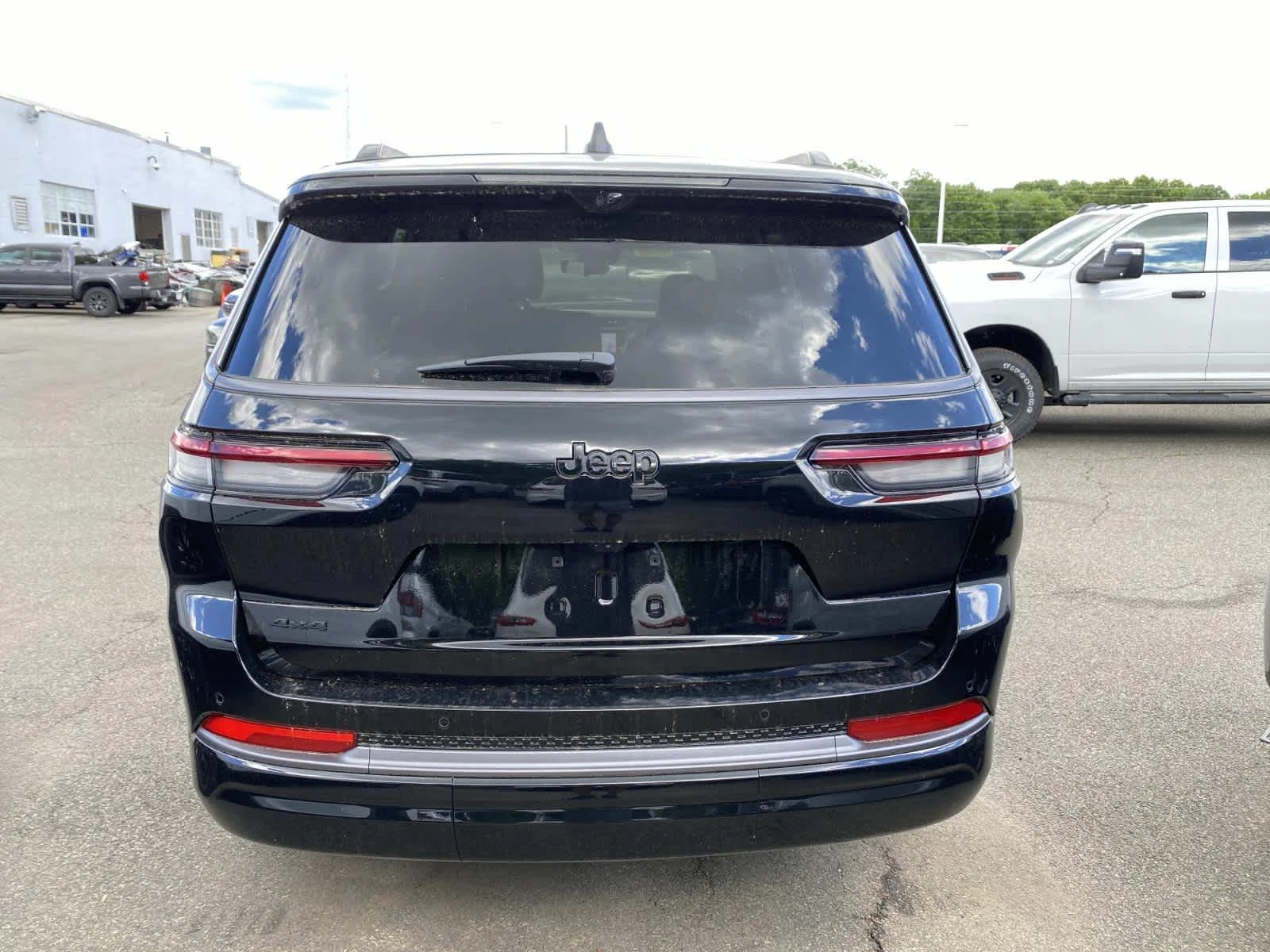 New 2026 Diamond Black Crystal Pearl-Coat Exterior Paint Jeep Limited Reserve image 4