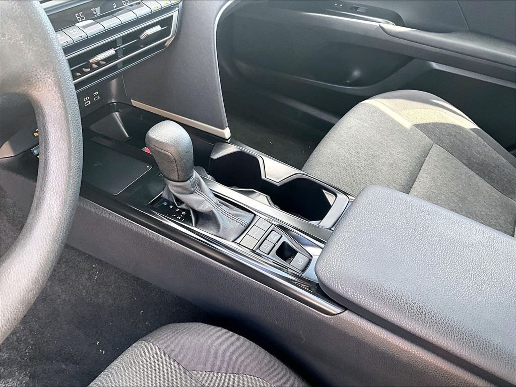 Used 2025 White Toyota LE image 20