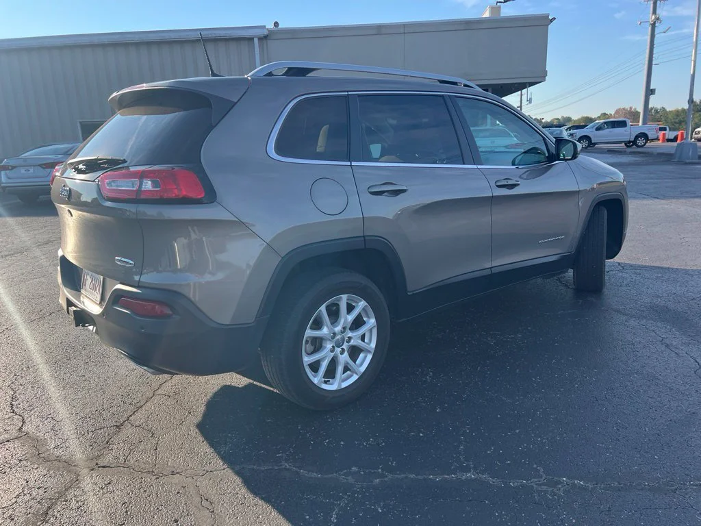 Used 2016 Light Brownstone Pearlcoat Jeep Latitude image 3