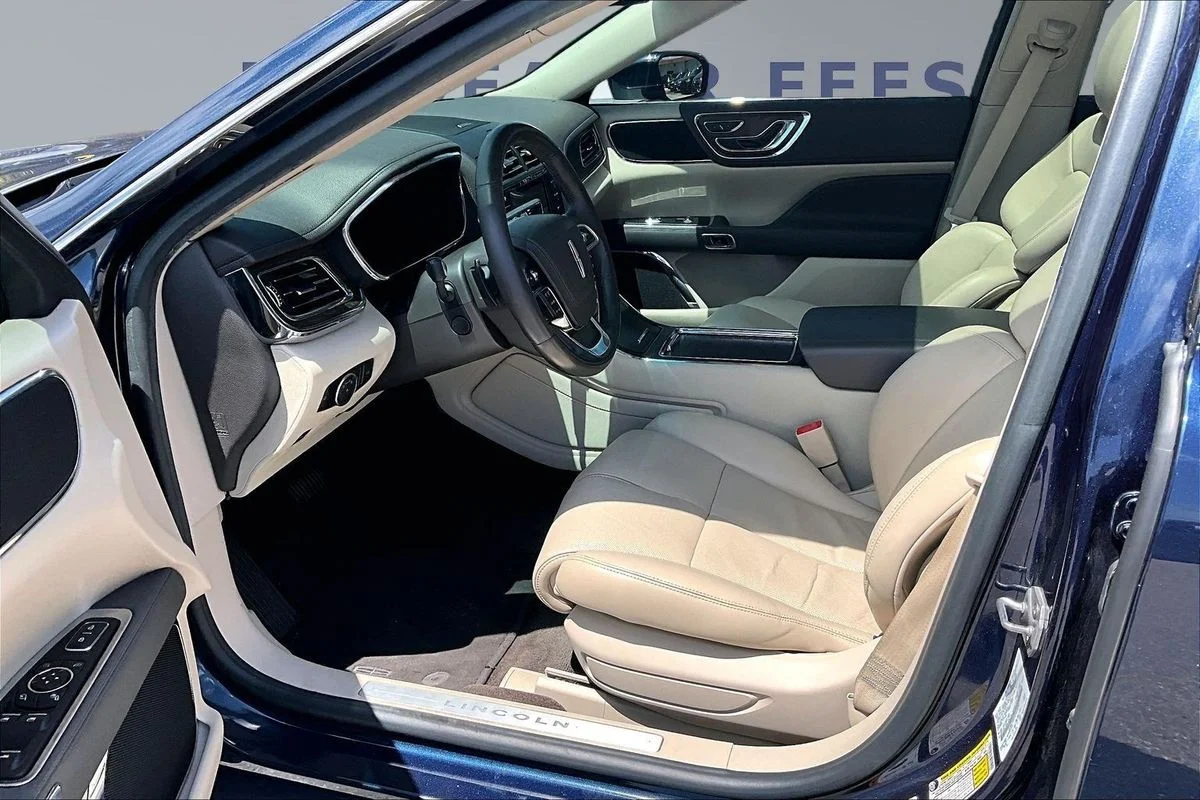 Used 2017 Blue Lincoln Select image 16