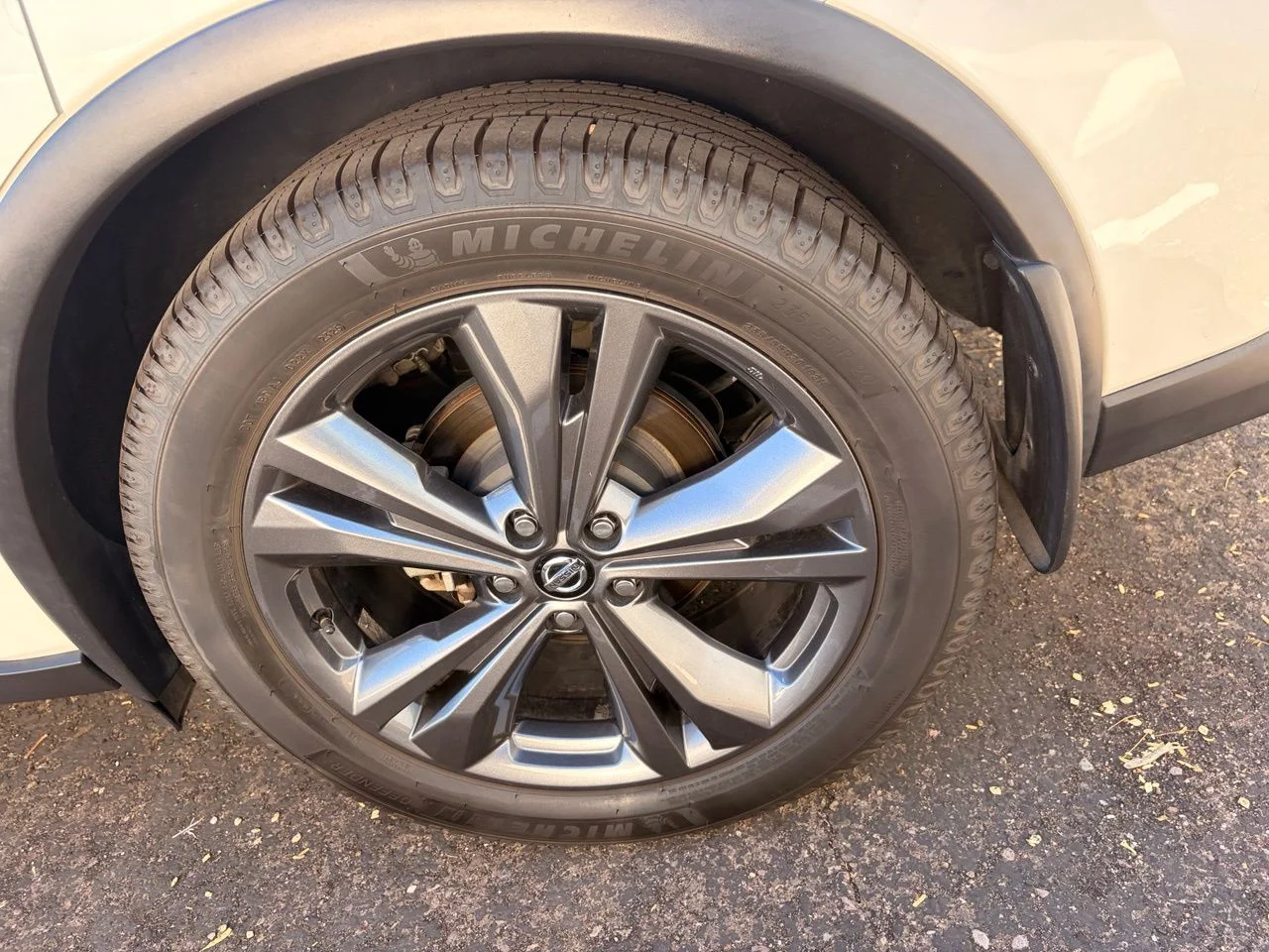 Used 2021 Pearl White Nissan Platinum image 7