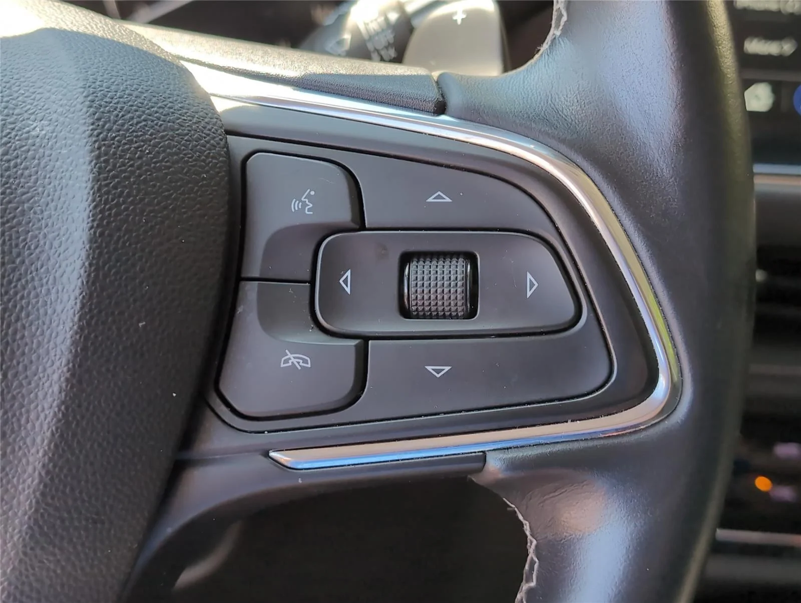 Used 2023 Cinnabar Metallic Buick Preferred image 24