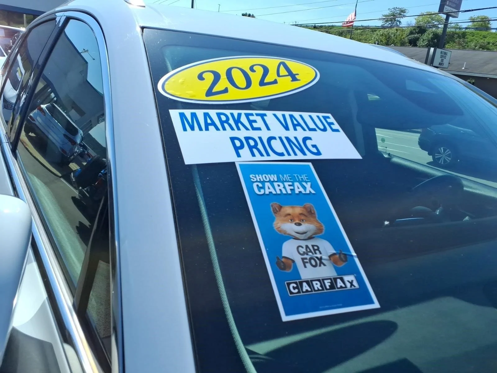 Used 2024 Summit White Gaz Buick Preferred image 9