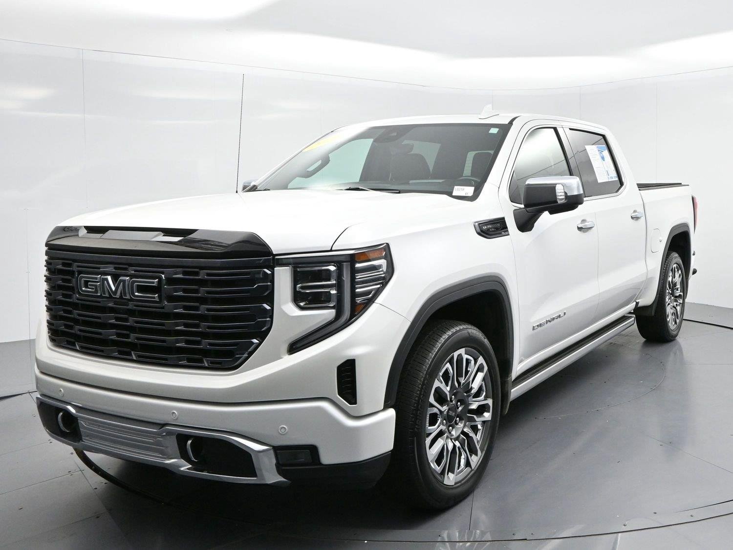 Used 2025 White Frost Tricoat GMC Denali Ultimate image 3