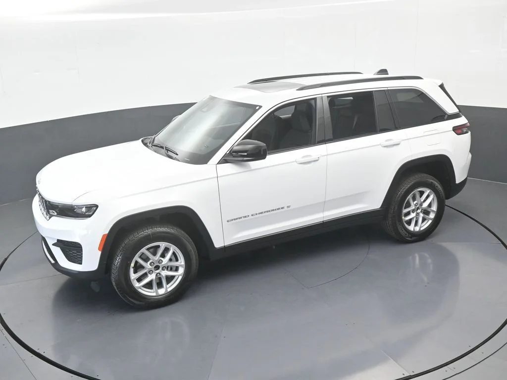 New 2026 Bright White Clear-Coat Exterior Paint Jeep Laredo X image 44