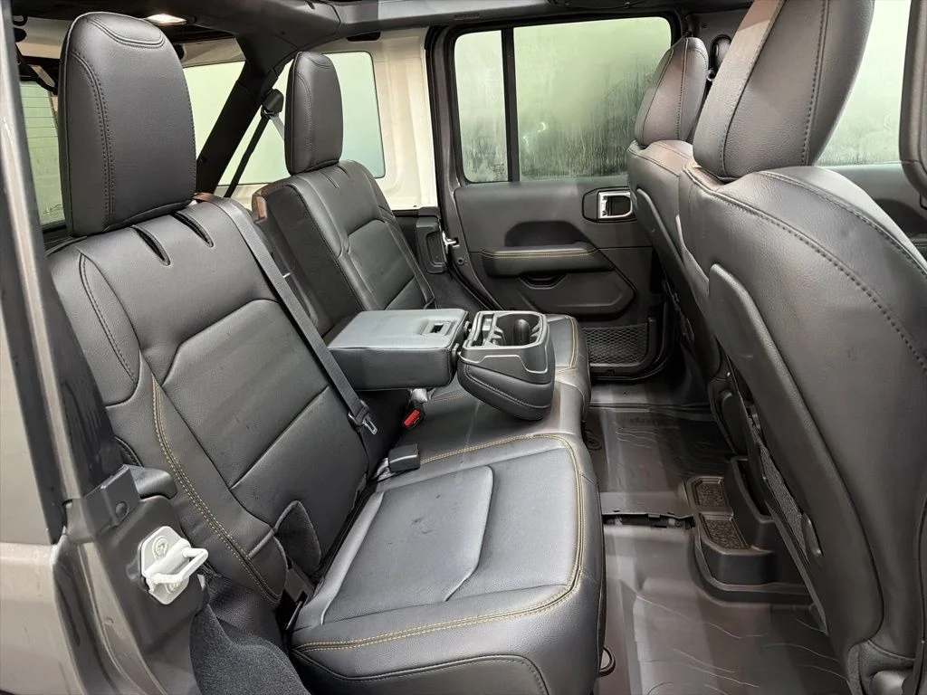 New 2026 Granite Crystal Metallic Clear-Coat Exterior Paint Jeep Sahara image 19