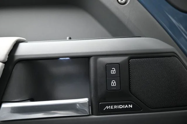 Used 2025 Blue Land Rover S image 15