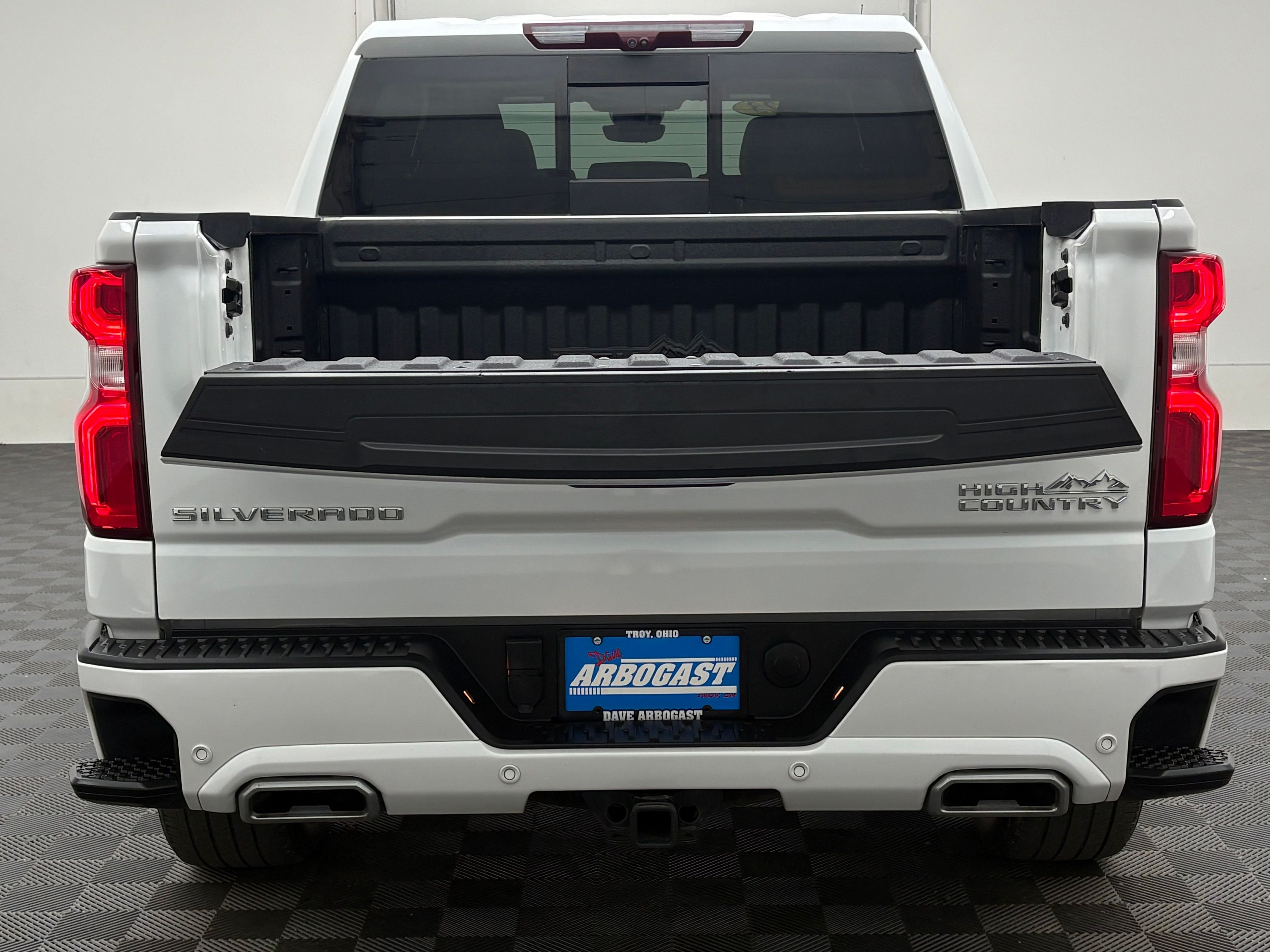 Used 2023 Iridescent Pearl Tricoat Chevrolet High Country image 11