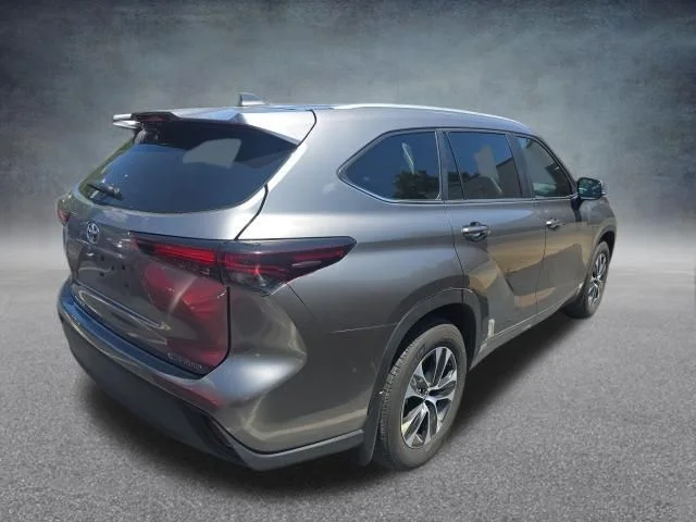 Used 2025  Toyota XLE image 4