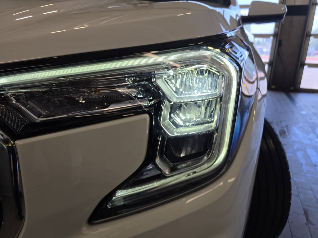 Used 2023 White GMC SLT image 33