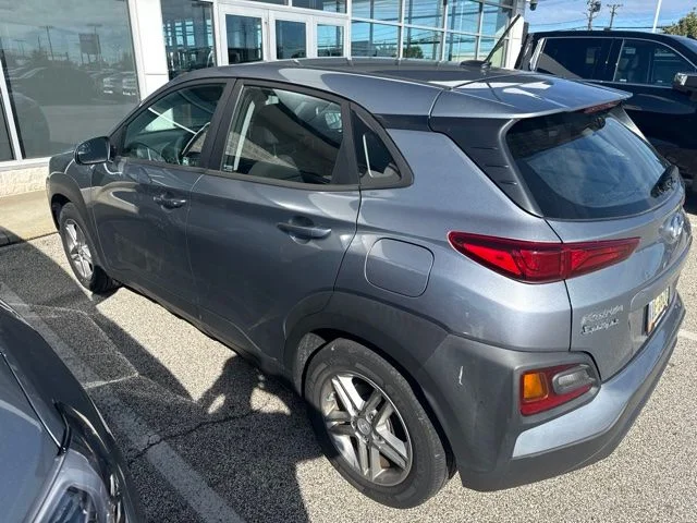 Used 2018 Silver Hyundai SE image 6