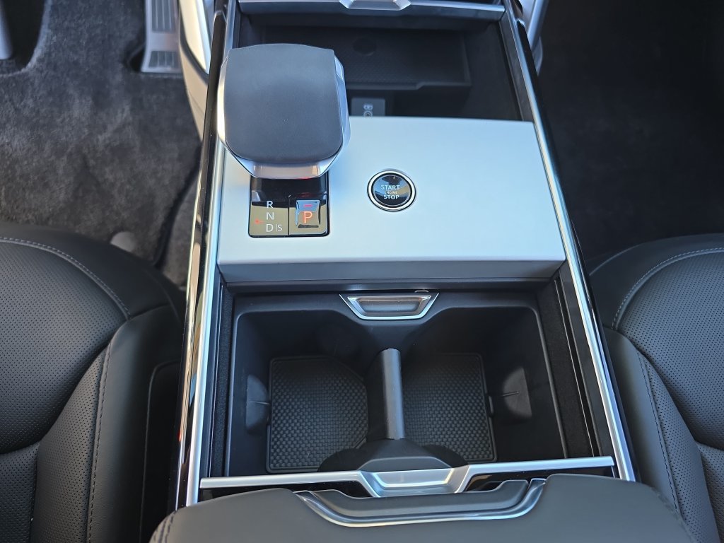 New 2026 Fuji White Land Rover SE image 27