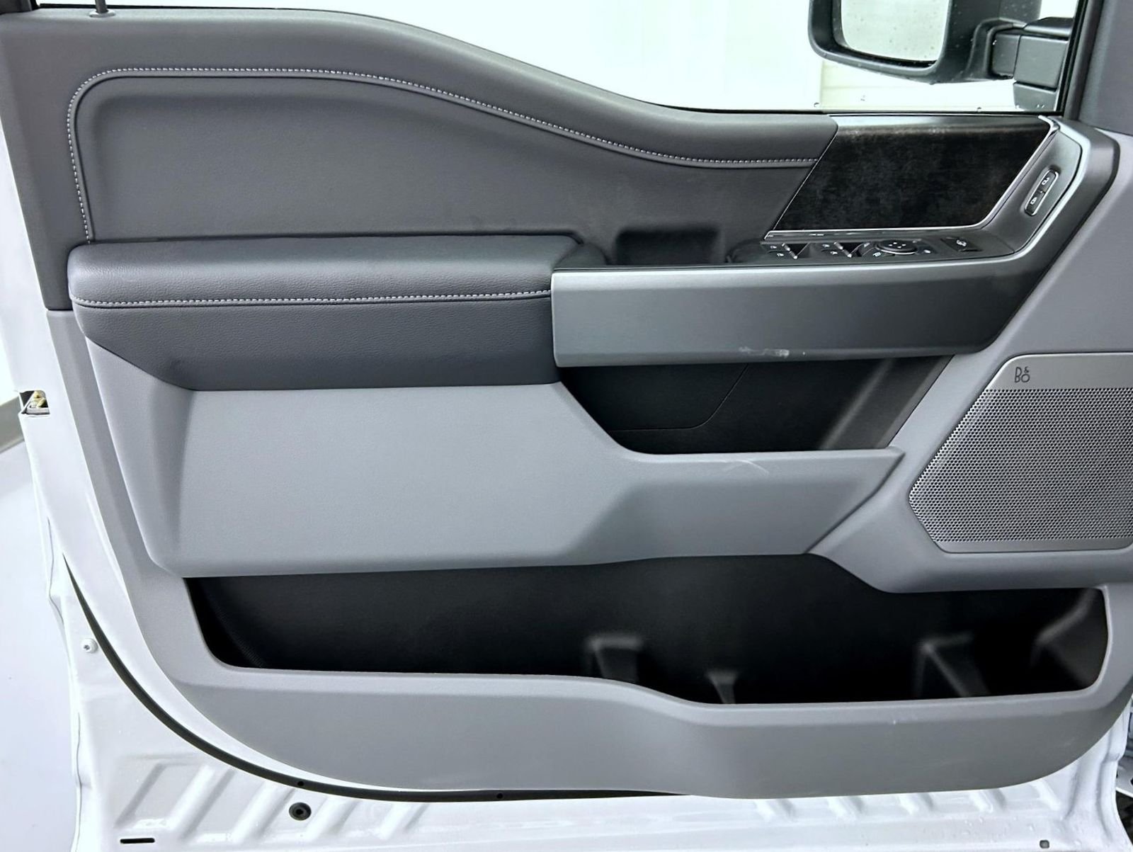 New 2026 Oxford White Ford XLT image 9