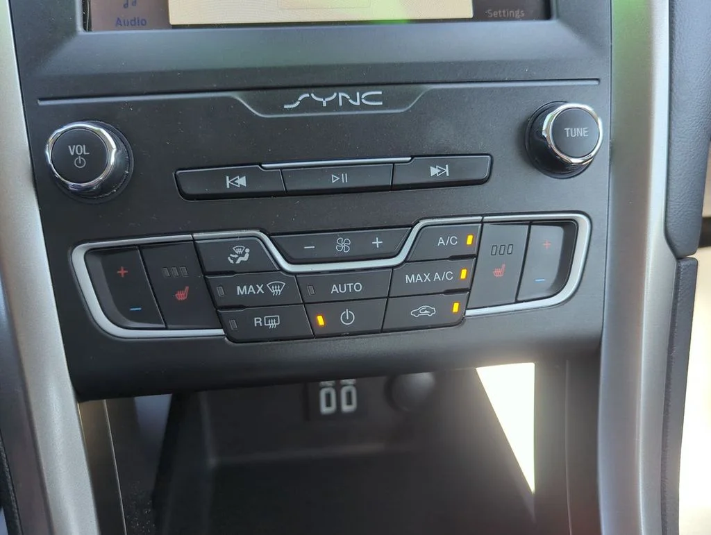 Used 2020 Black Ford SE image 19