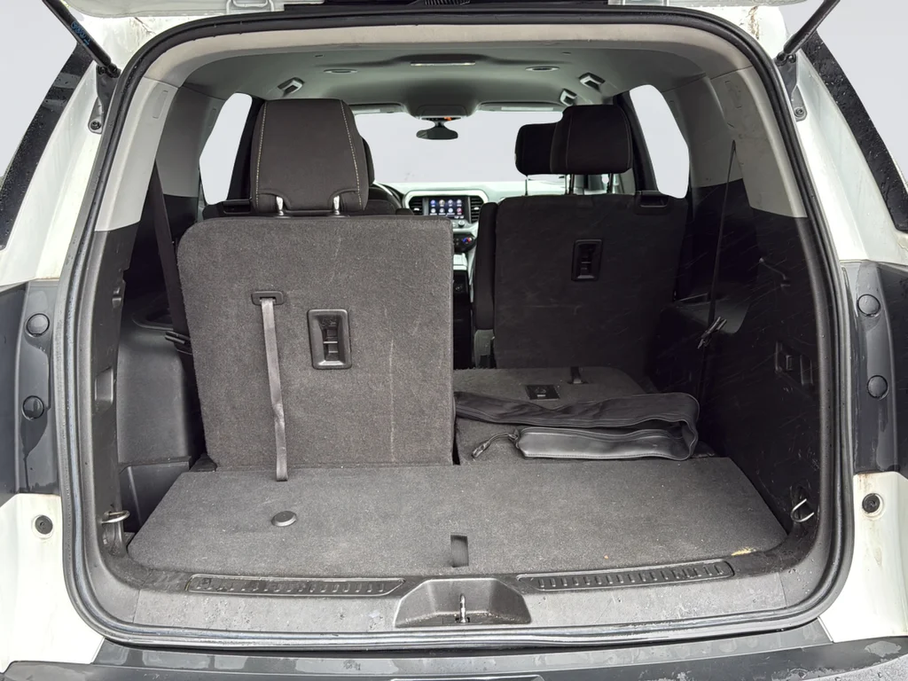 Used 2020 White GMC SLE image 31