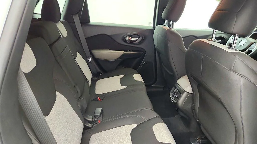 Used 2014 Bright White Clearcoat Jeep 4WD 4dr Latitude w/ 8.4