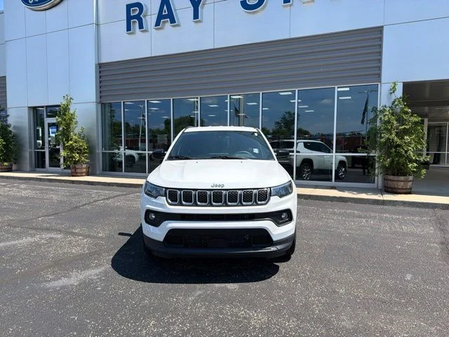Certified Used 2023 Bright White Clearcoat Jeep Latitude Lux image 8