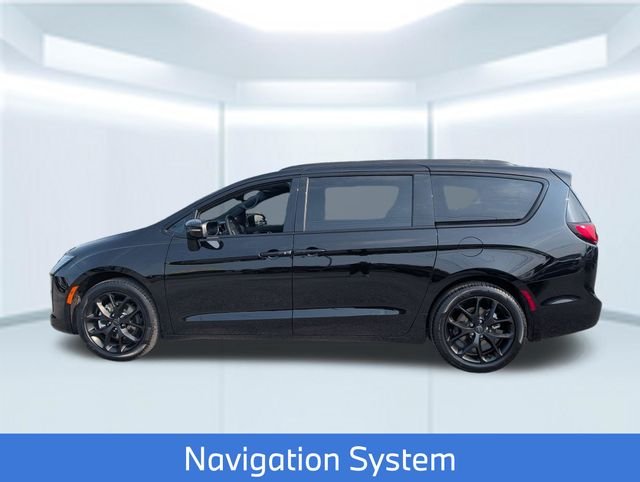 New 2027 Diamond Black Crystal Pearl-Coat Exterior Paint Chrysler Limited image 2