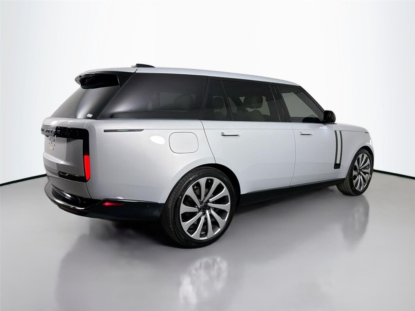 New 2026 Ethereal Frost Sliver LAND ROVER SE LWB 7-Seats / V8 image 5