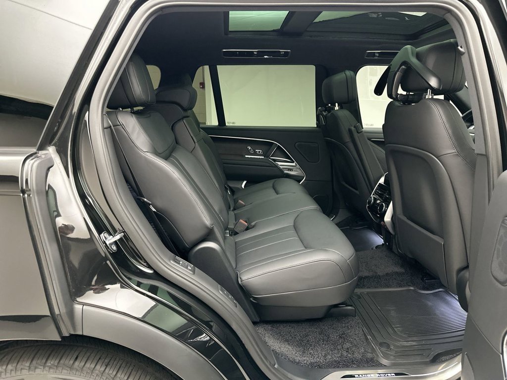 New 2027 Santorini Black Metallic Land Rover SE image 7