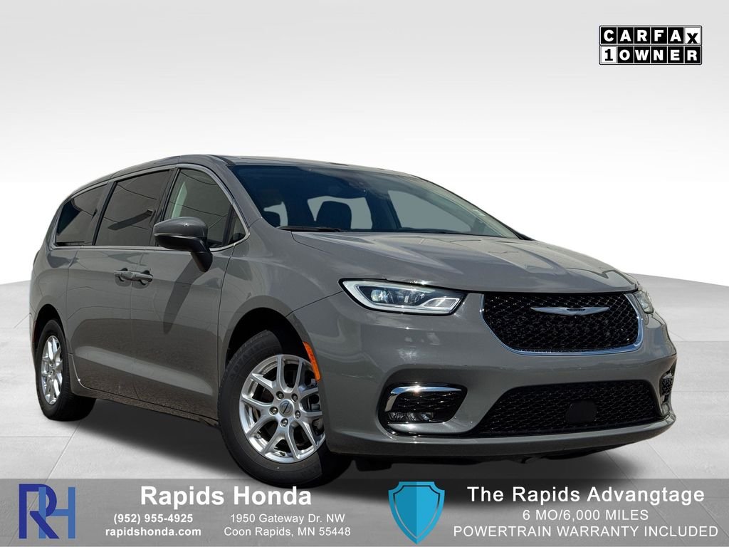2023 Chrysler Pacifica Touring L's photo