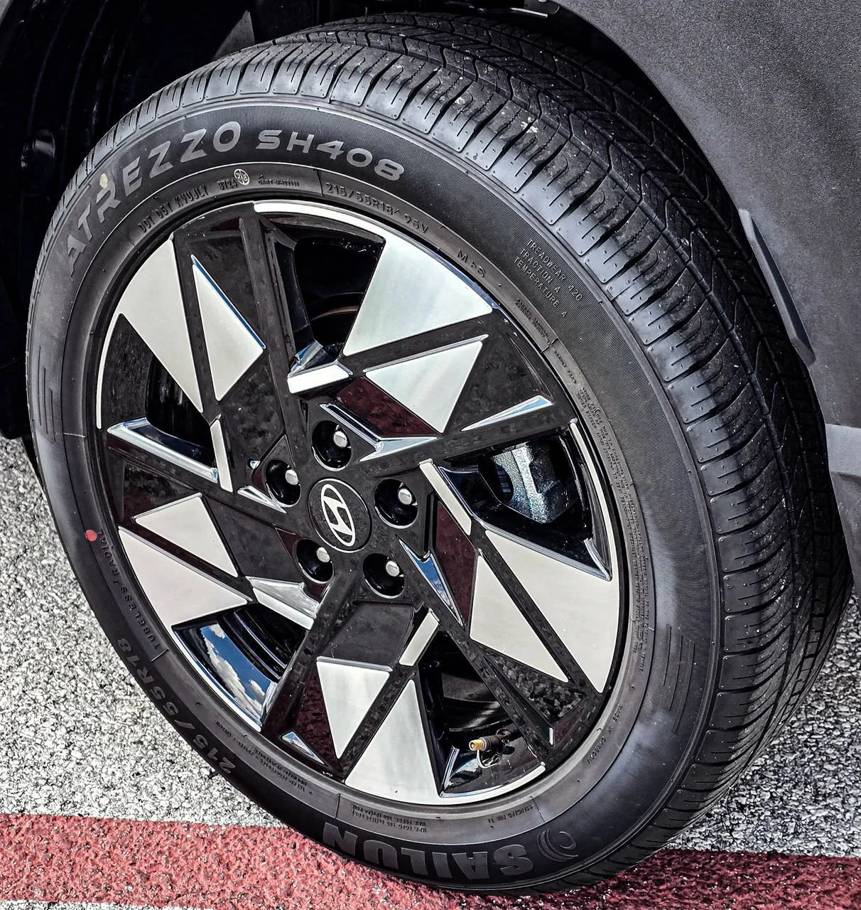 Used 2025  Hyundai SEL image 8