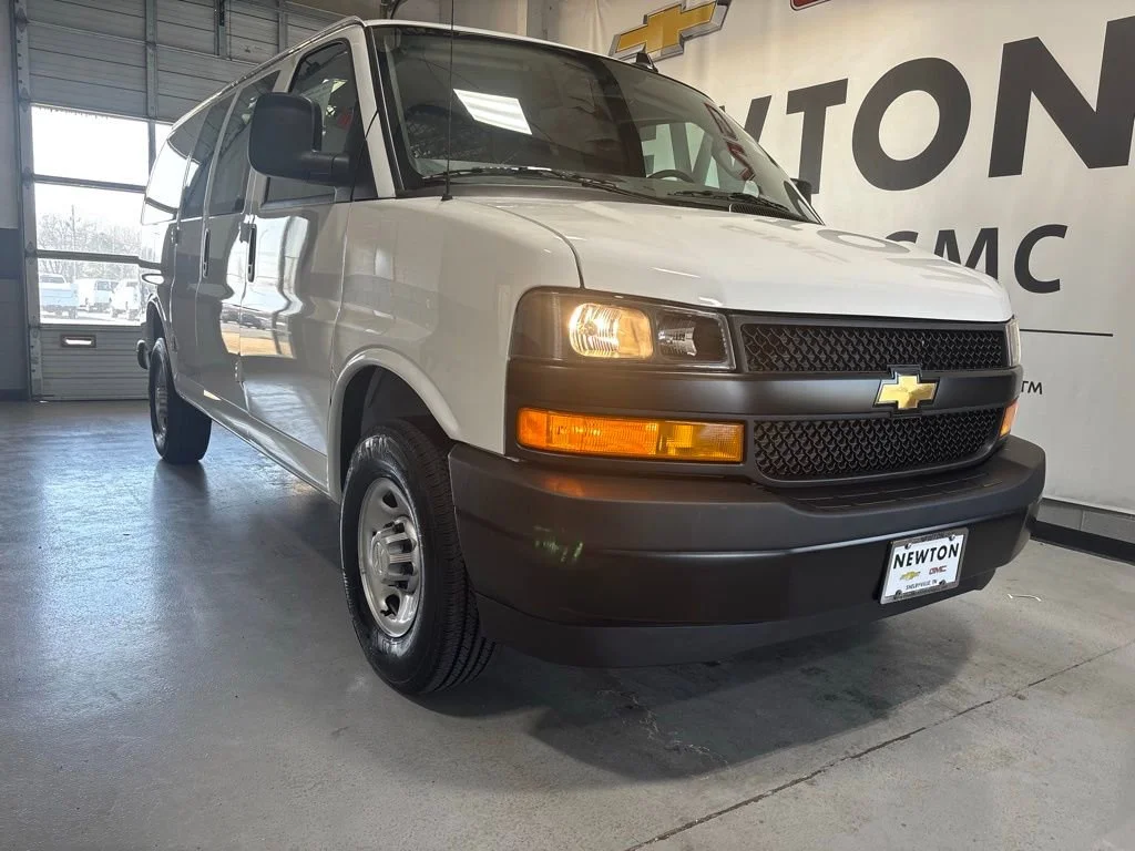 New 2025 Summit White Chevrolet WT image 36