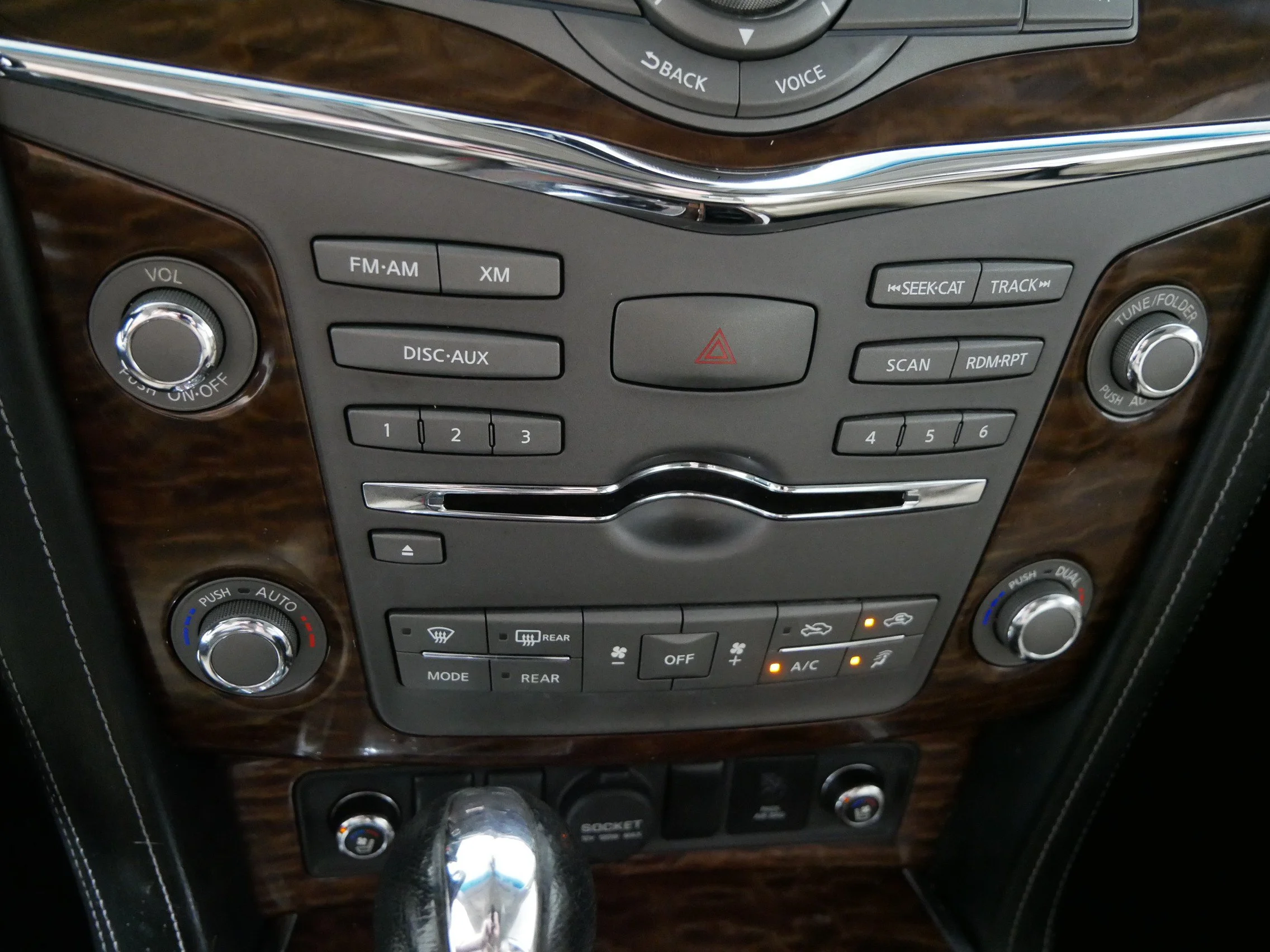 Used 2017 Pearl White Nissan Platinum image 23