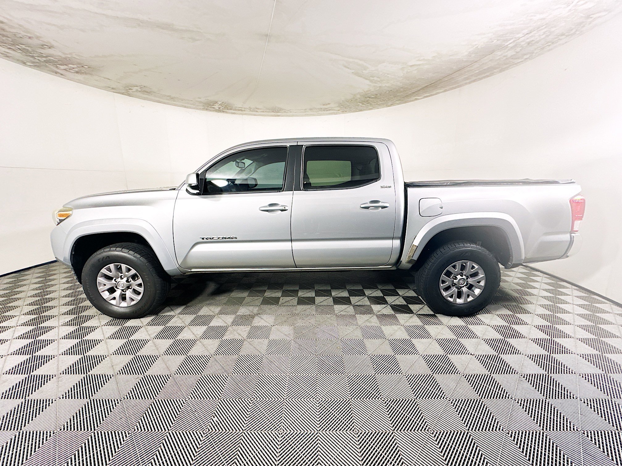 2017 Toyota Tacoma thumbnail 8