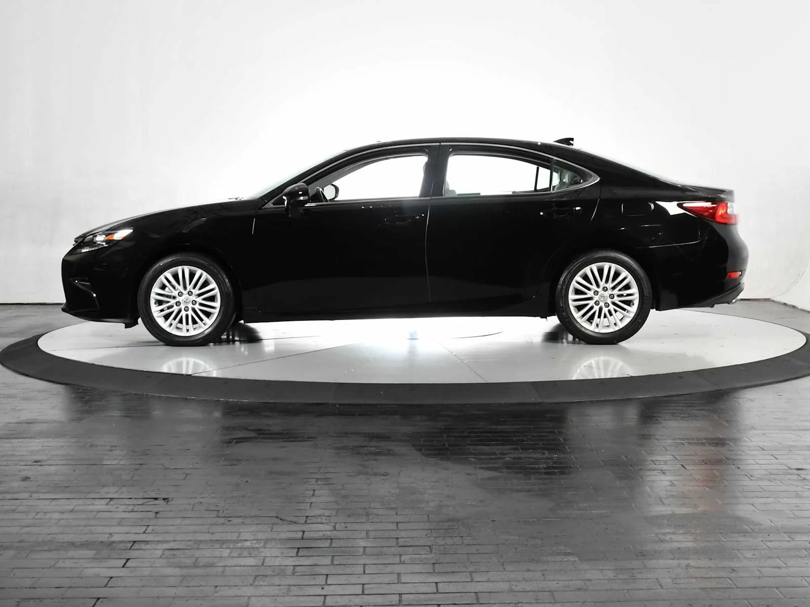 Used 2016 Obsidian Lexus  image 2
