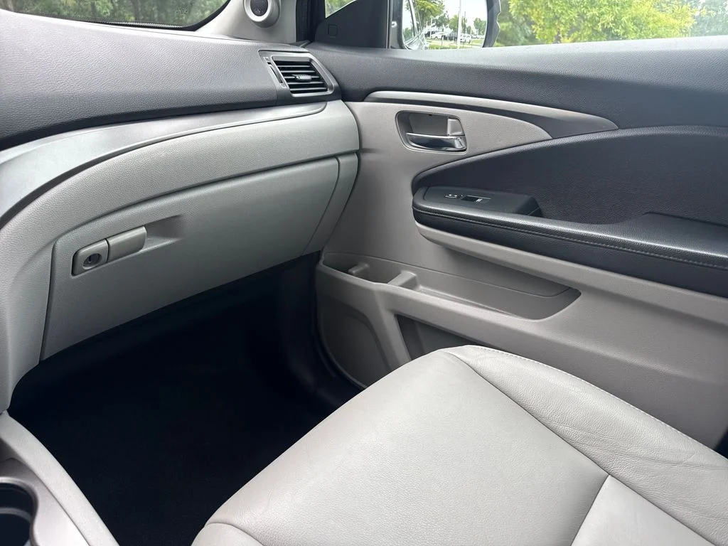 Certified Used 2022 Lunar Silver Metallic Honda AWD SE image 18