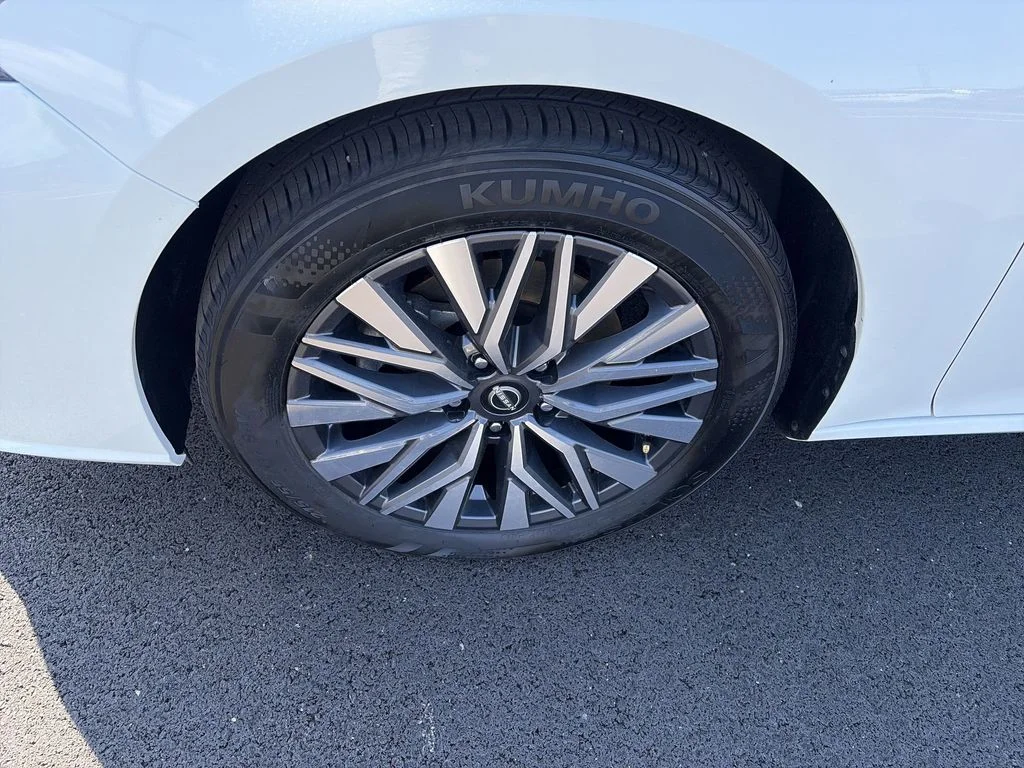 Used 2025 White Nissan 2.5 SV image 10