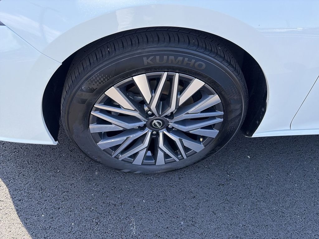 Used 2025 White Nissan 2.5 SV image 10